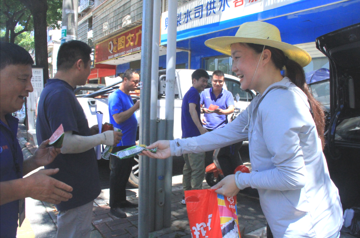 酷暑送清涼，關(guān)懷沁人心